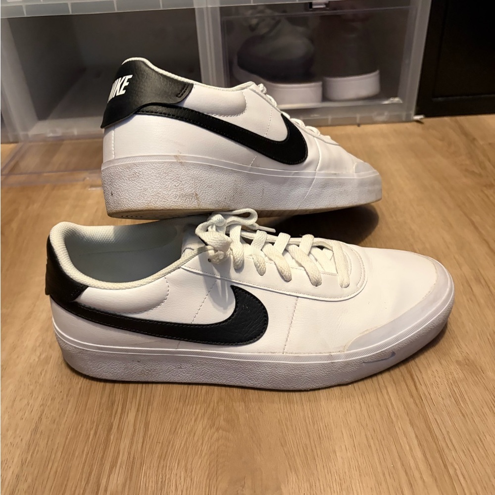 Nike White and Black Sneakers - Picture 2 of 3
